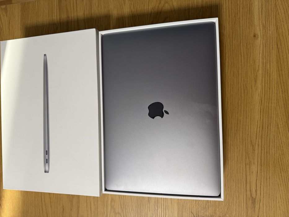 Vând MacBook Air 13 inch , 256GB 8gb