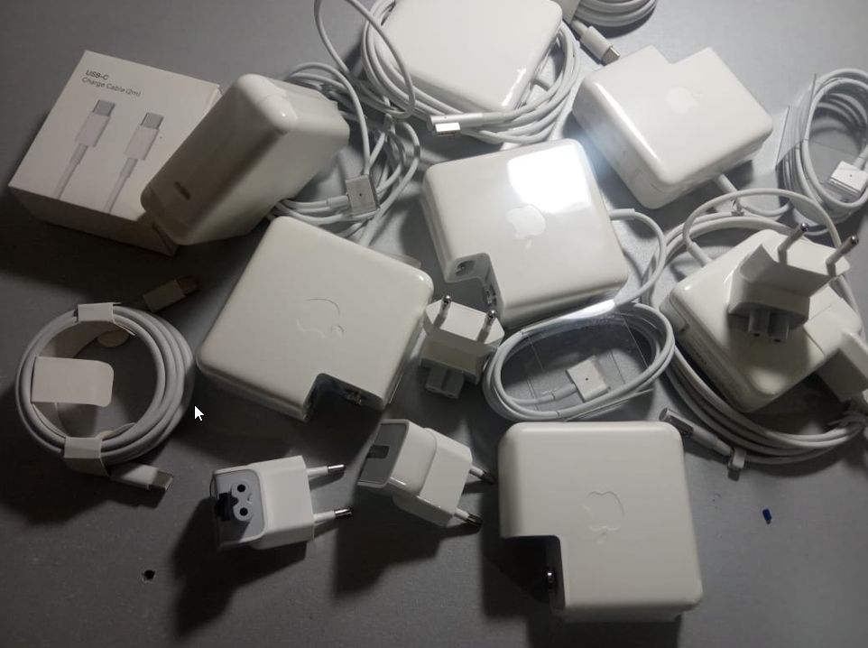 от вашего MacBook - magsafe и Type-c - зарядка, блок питания