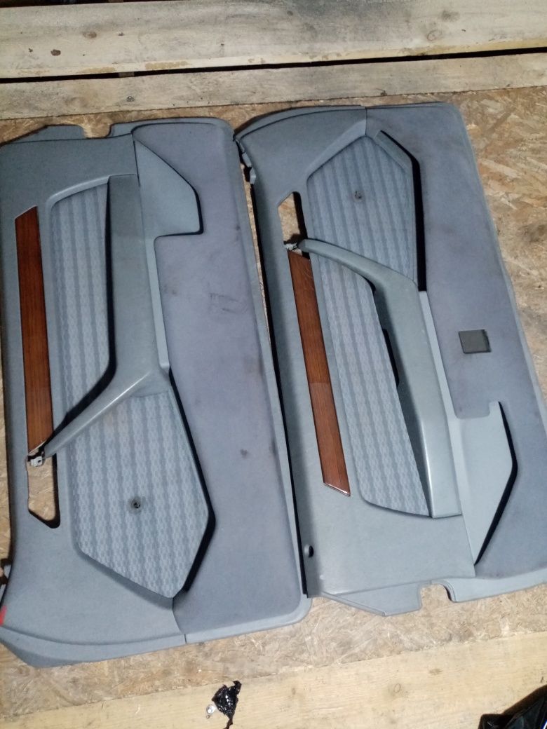 Обшивка двери на Мерседес W124 купе