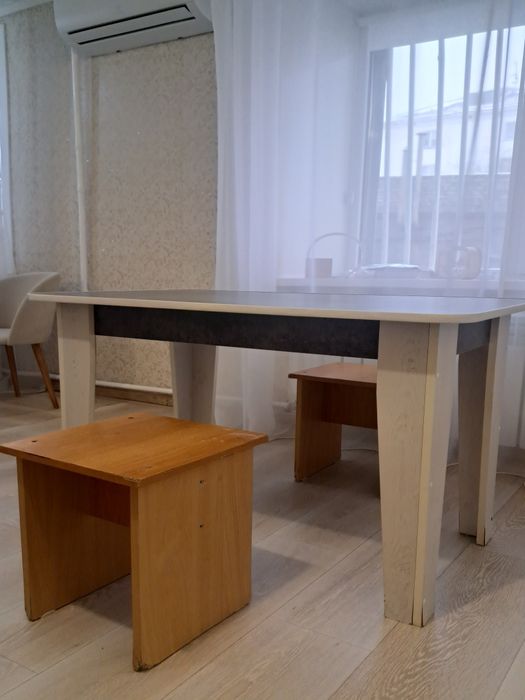 Стол со стульями