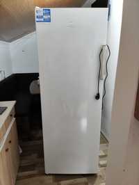 Congelator vertical Indesit, 6 sertare, foarte puțin folosit