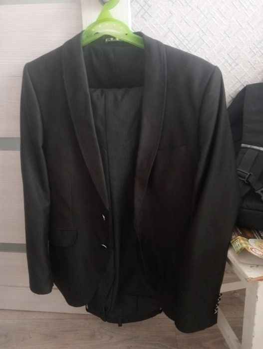 Отдам два костюма бесплатно