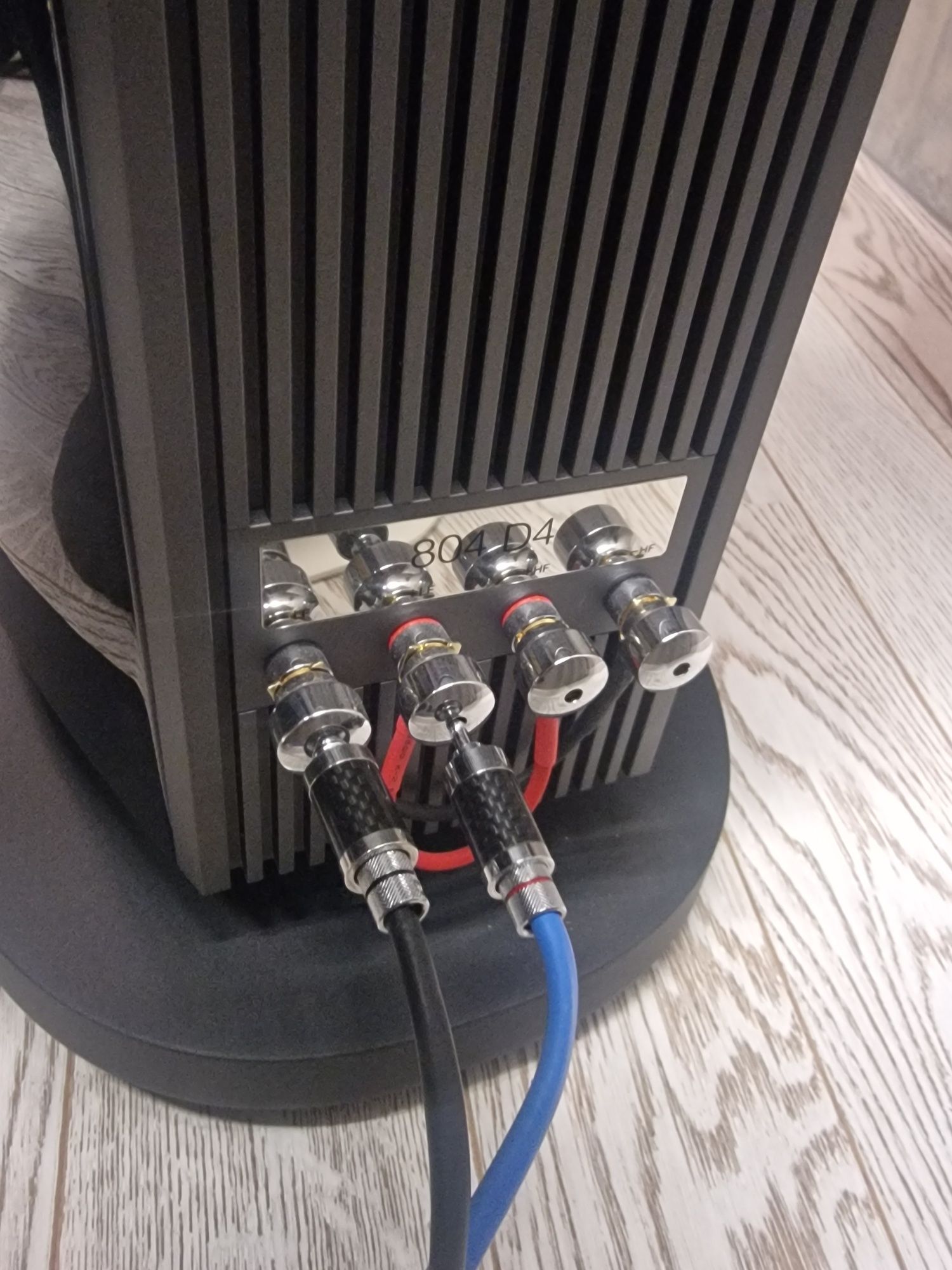 Колони  Bowers&Wilkins 804 D4