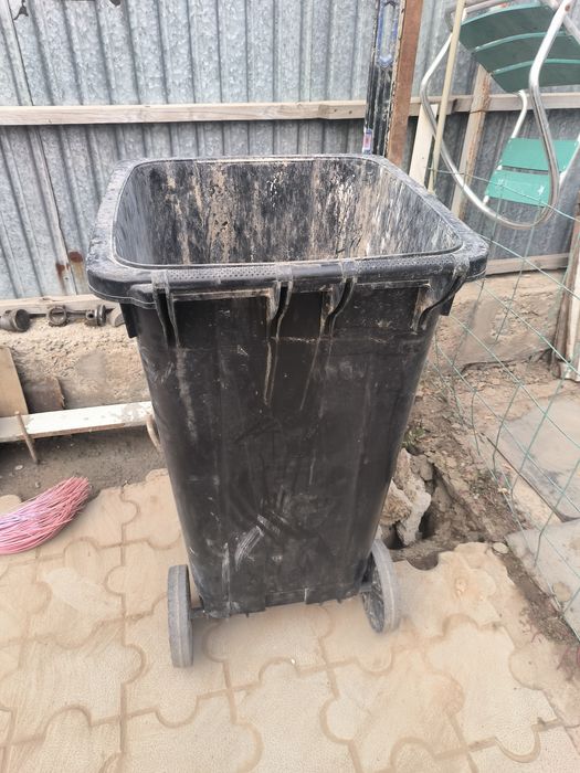 мусорный бак контейнер