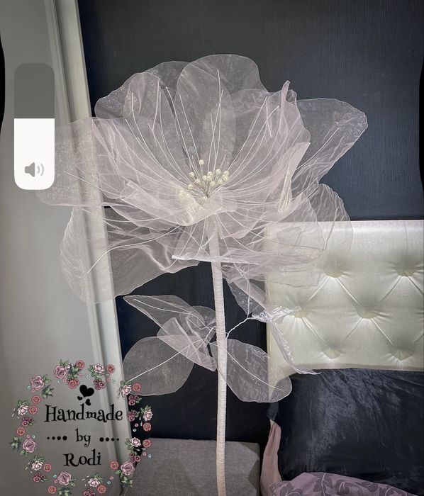 Декоративно голямо цвете