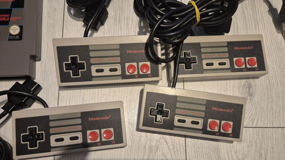 Nintendo NES plus 4 manete originale plus 2 jocuri