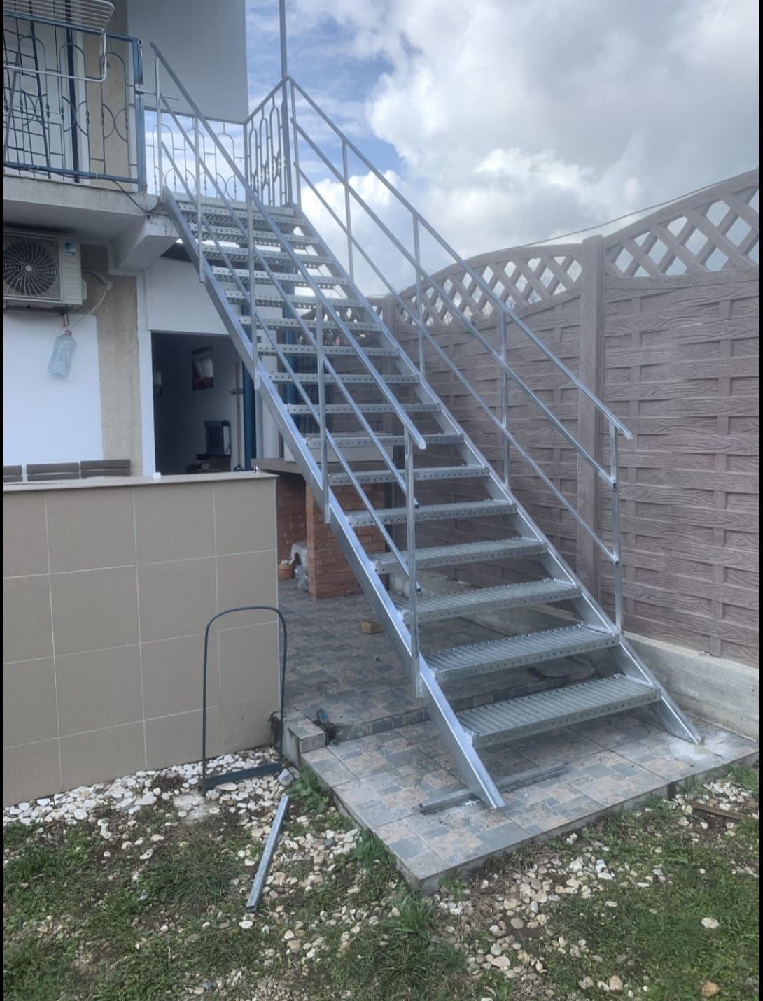 Confectionam scarii metalice zincate exterioare și pentru incendii , p