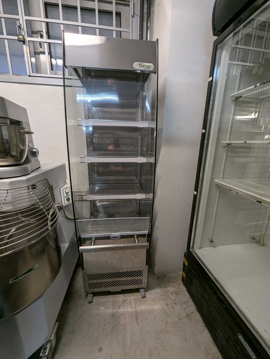 Хладилна крайстенна витрина