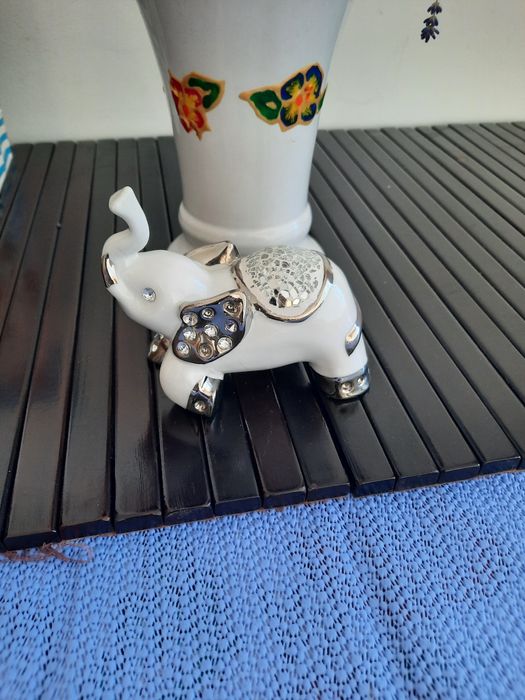 Superb elefant din portelan