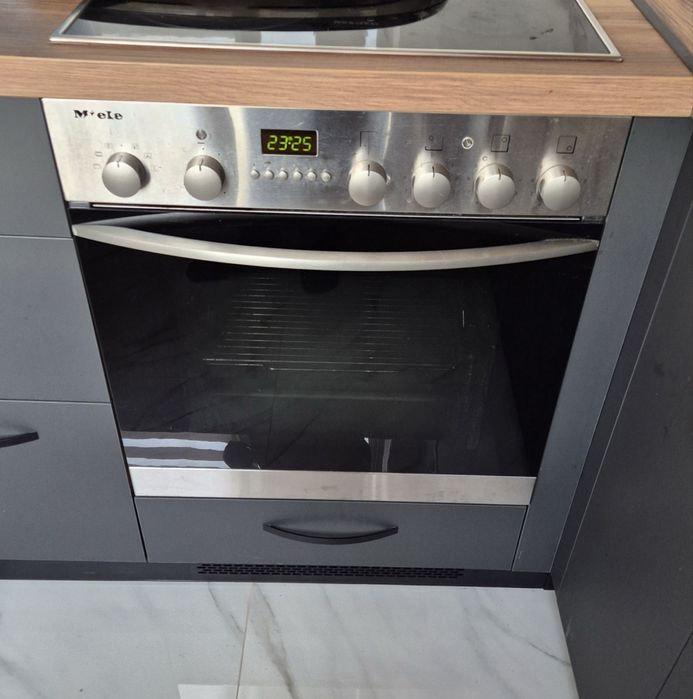 Печка за вграждане Miele със стъклокерамични котлони