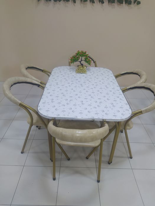 Стол стулья в новом состоянии