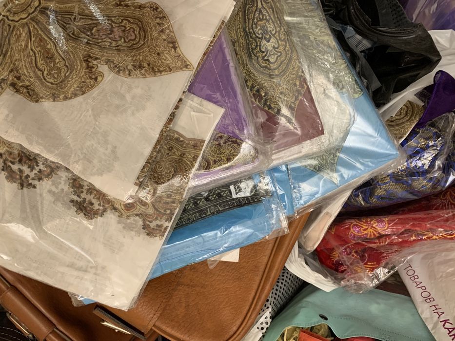 Продам красивые платки(40шт), ткань, мужские носовые платочки.