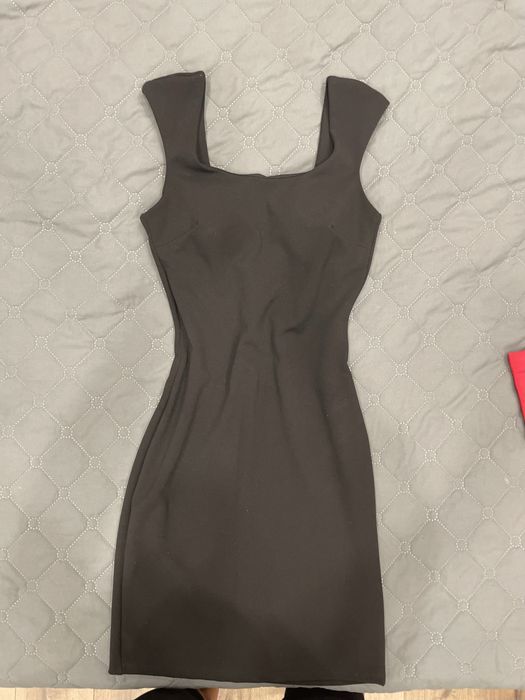 Черна рокля с ефектен гръб