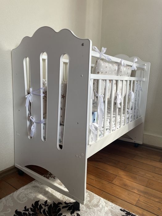 Продам детскую кроватку белую