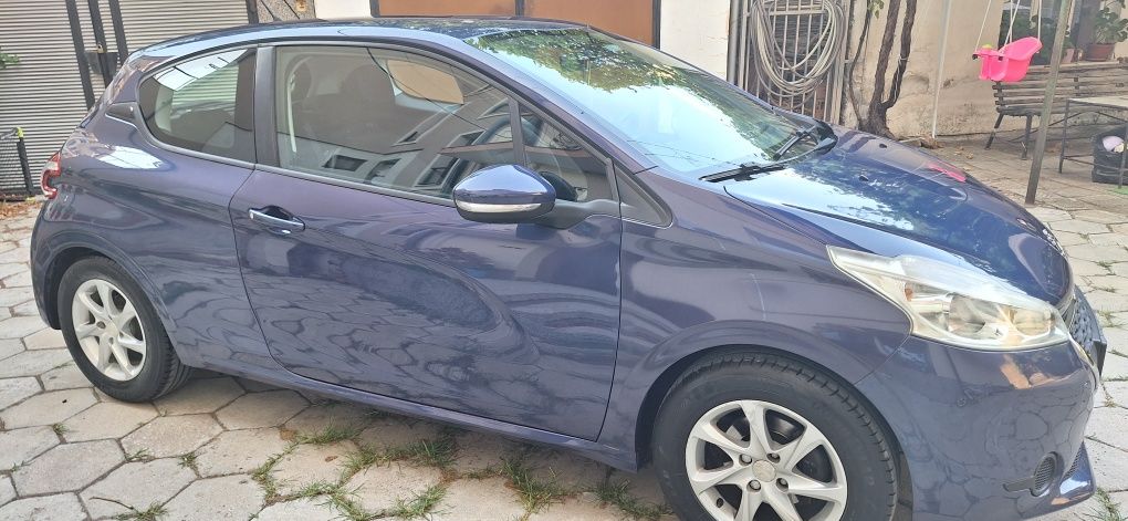 Продавам Peugeot 208