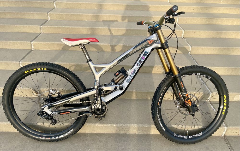 YT Tues CF Pro Race carbon downhill
