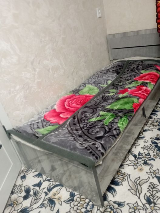 2 Ta yangi divan sotiladi