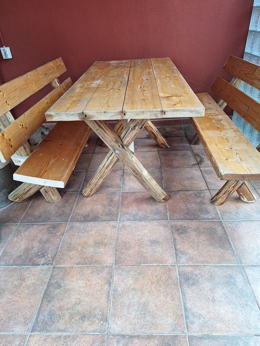 Vind o masa și 2 bănci rustice