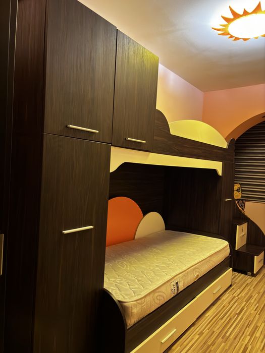 Двуетажно легло с два матрака.