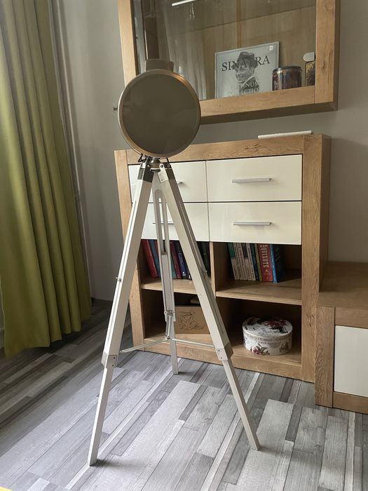 Vand lampa cu trepied reglabil pentru casa/apartament