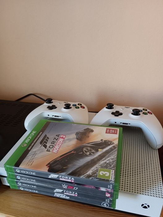 XBOX ONE S 1TB + игри и два контролера