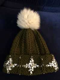 Зимна ръчно оплетена шапка с блестящи камъни и зешки пух