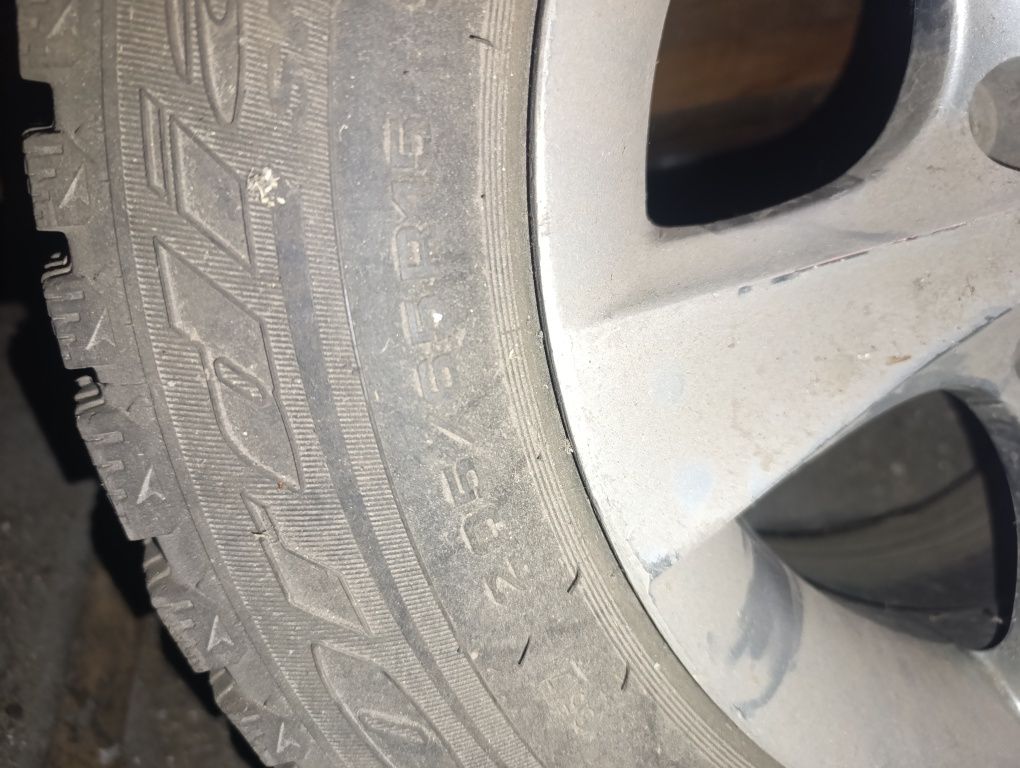 2 колеса зимние,шипы R15 торг