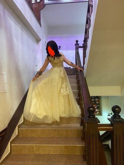 Вечернее бальное платье золотого цвета на шнуровке