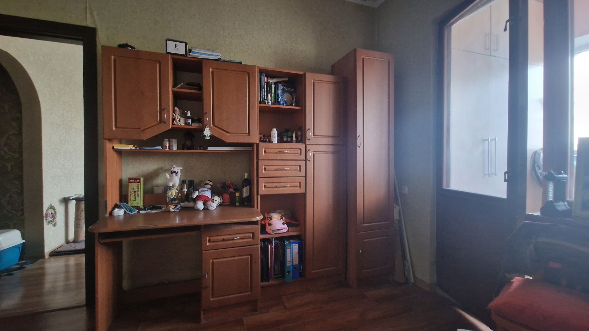 Стол, шкаф ишифанер