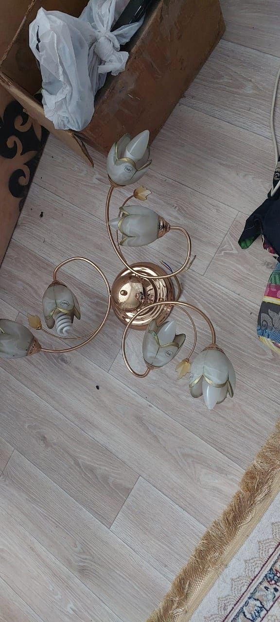 Продам люстру б/у
