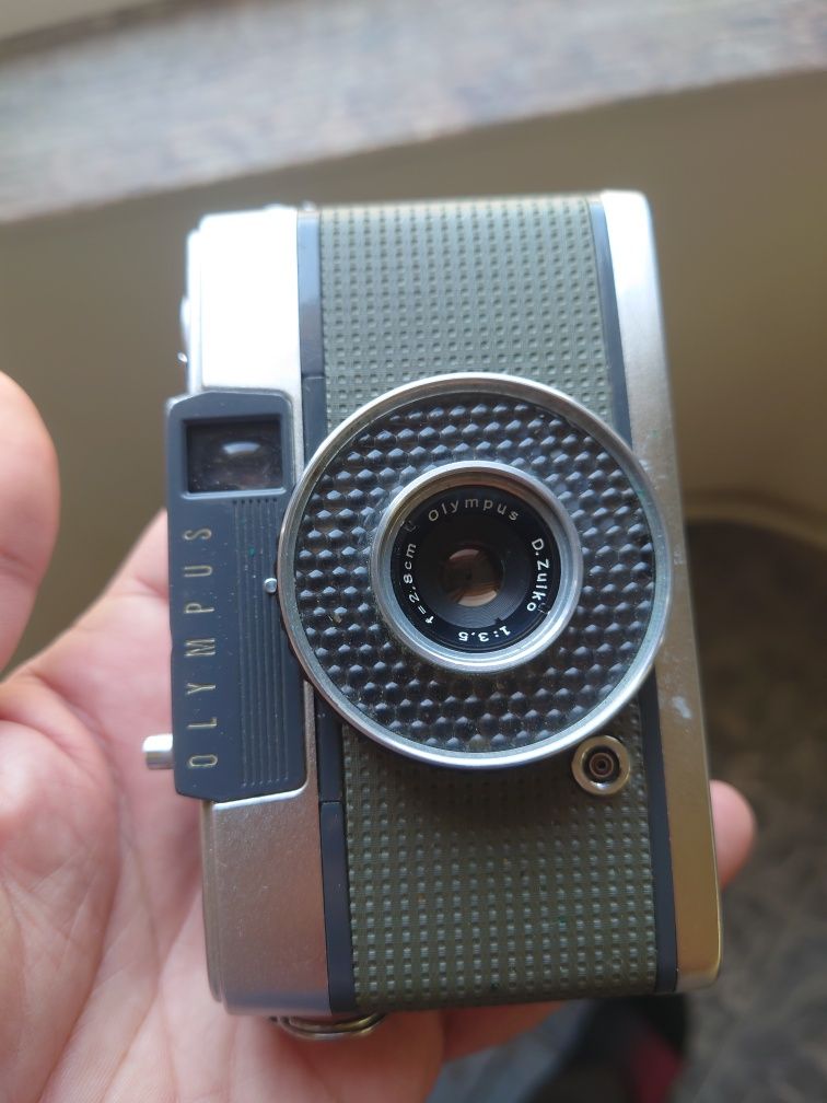 Compact Olympus Pen EE half frame