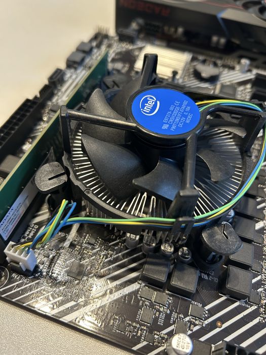 Setup PC Gaming: i5 10400 + Radeon RX 6600 + placa de baza ASUS + RAM