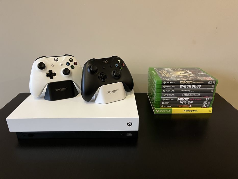 Xbox One X 1TB с 2 джойстика и 8 игри