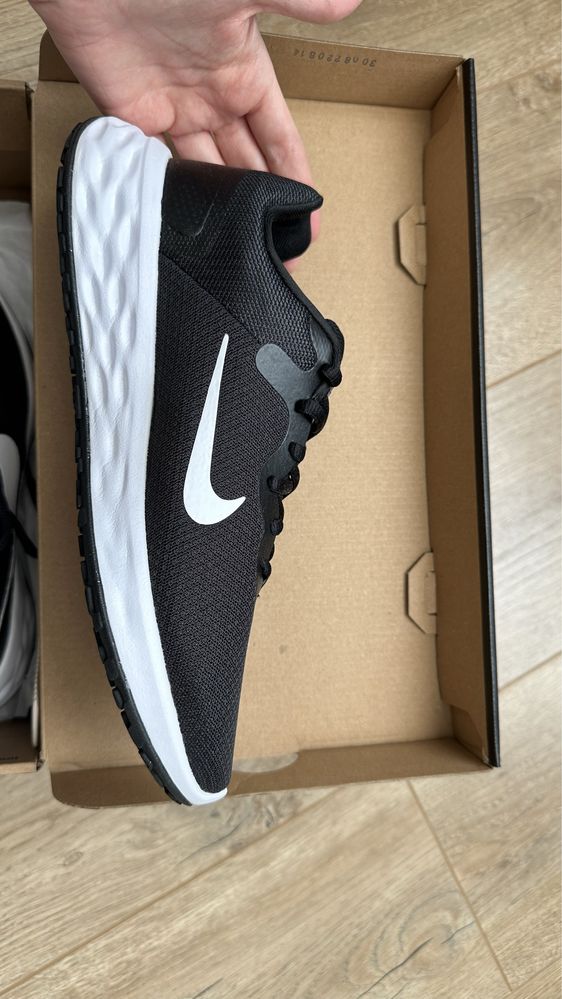 Новые кроссовки Nike revolution, очень легкие