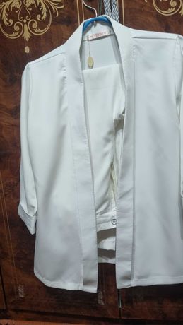Продам б/у белый костюм двойку в хорошем состоянии
