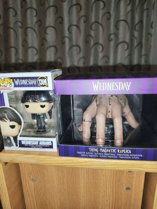 2 jucării Wednesday