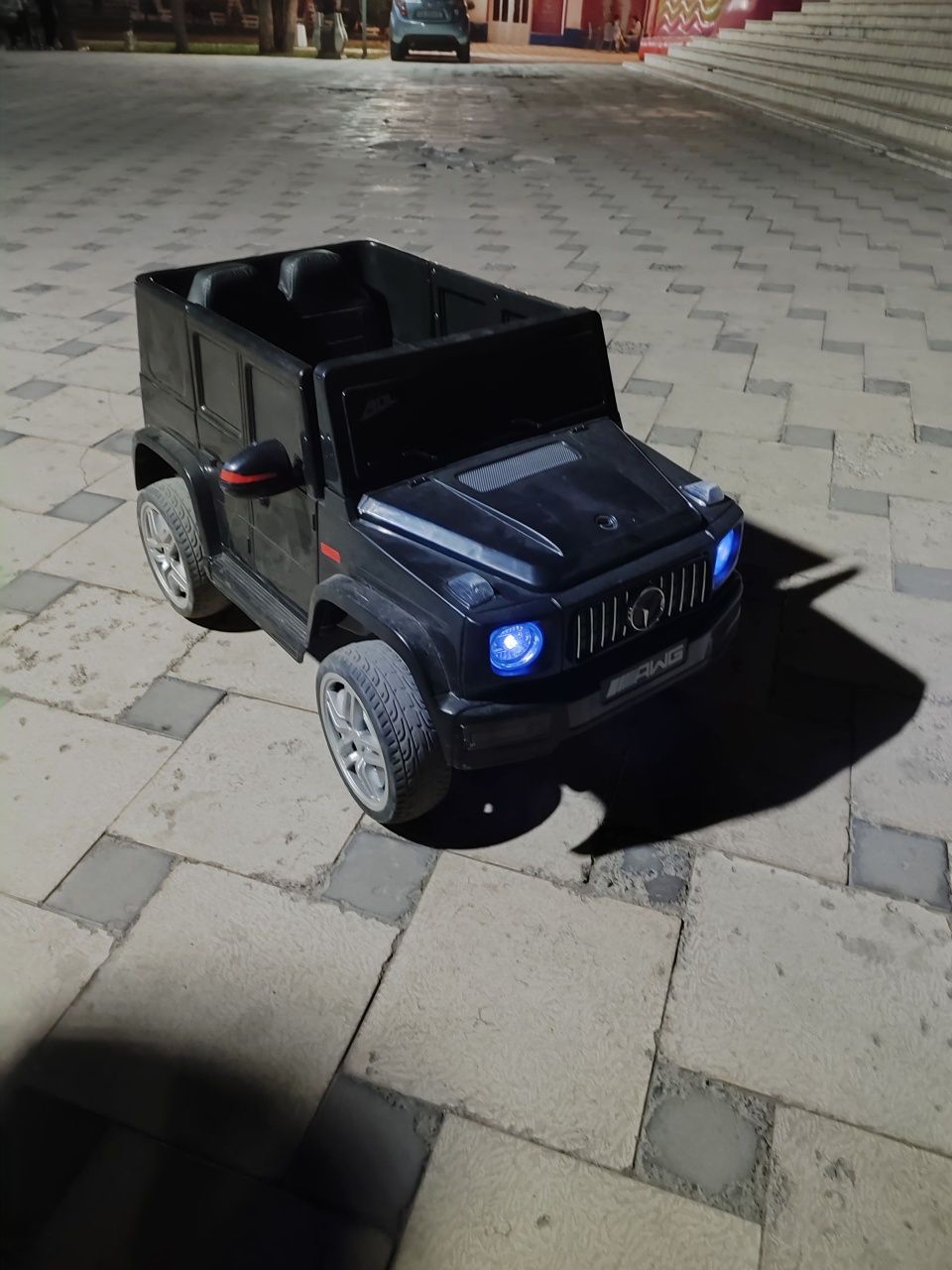 Детская черная машинка