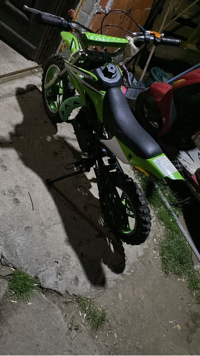 Schimb un cros pentru copi pe un trotineta electric