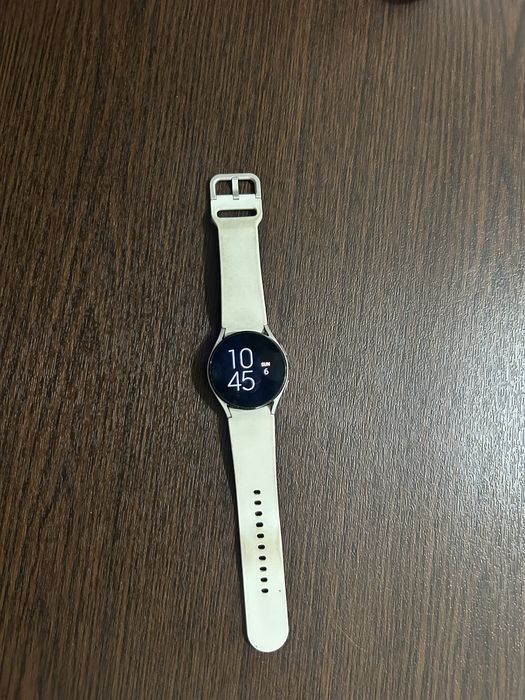 Samsung Galaxy Watch 4 (SM-R860, 40 мм) белый ремешок