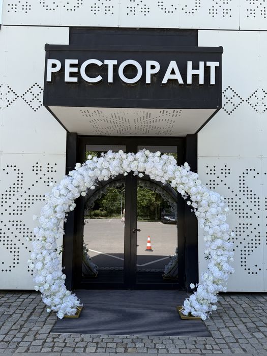Арка от бели рози
