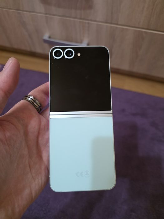 Samsung galaxy Z flip 6. 256gb, 45cicluri de încărcare.