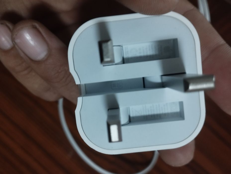 Iphone ariginal zaryatnik sotiladi