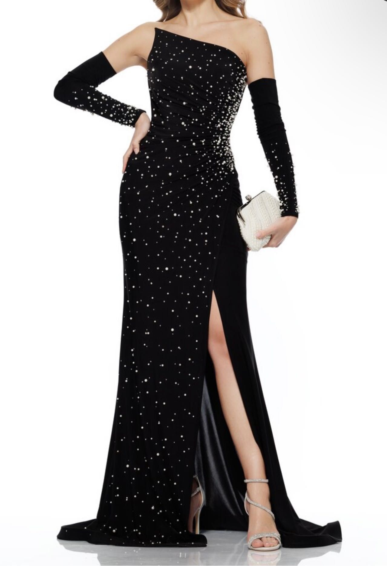 Rochie lungă neagră, perfectă pentru evenimente speciale