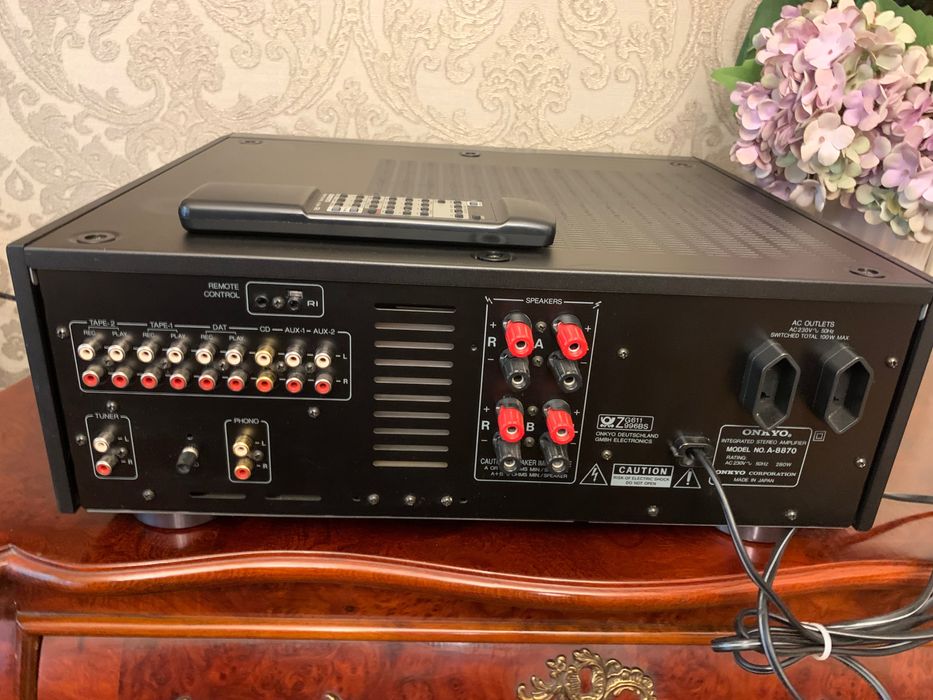 Продавам усилвател Onkyo 8870