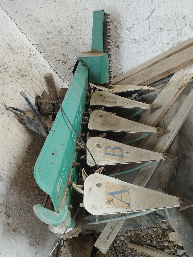Motoblok yer haydashga va oʻt oʻradigani