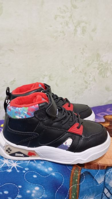 Чёрные с мехом, желтые -без