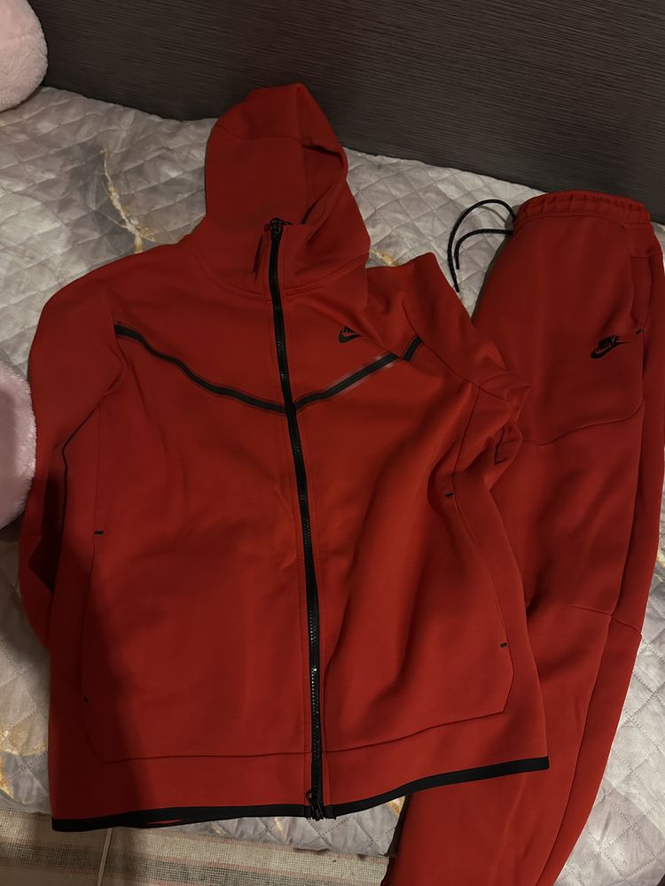 Nike tech fleece червен