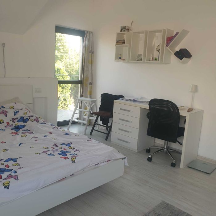 Gazda pt 2 fete intr-o camera la casa Nicolina