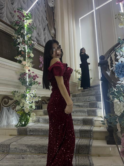 Вечернее платье бордового цвета с пайетками