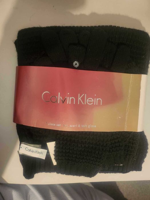 Зимен комплект шапка, шал и ръкавици Calvin klein